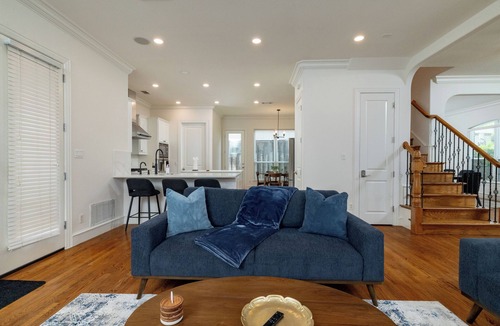 Knox - Henderson House | Fireplace, Workspace + Sleeps 8 - Downtown Dallas