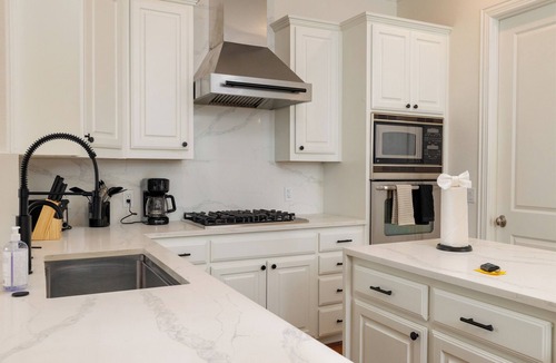 Knox - Henderson House | Fireplace, Workspace + Sleeps 8 - Downtown Dallas