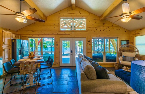 South Toledo Bend House | Fisher's Point Lakefront-South Toledo Bend-Hot Tub Private Beach Sleeps 6 Pets