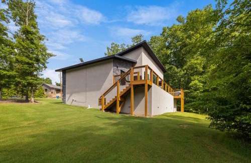 Bella Vista Ski Chalet | Flo Ride Chalet Hot tub Woodland viewsOn the Back 40 trail