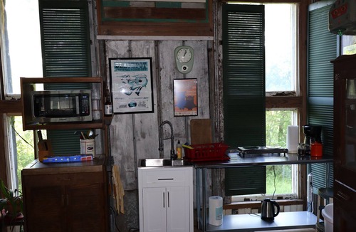 Opelousas House | Folk Art Tower Guesthouse & Gallery - Pvt Bedroom