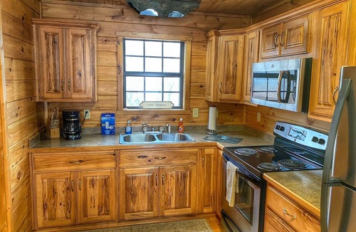 Bruno Cabin | Foxcroft Buffalo River Log Cabin: Cozy & Secluded w Mountain View 3 min to BNR