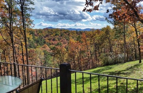 Bruno Cabin | Foxcroft Buffalo River Log Cabin: Cozy & Secluded w Mountain View 3 min to BNR