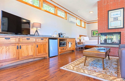 Royse City Cabin | Frank Lloyd Wright-Style Cabin Rental with a Private Hot Tub near Dallas, Texas