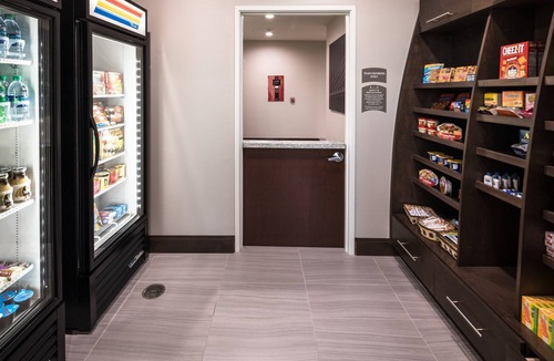 Lake Jackson Condo | Free Breakfast Buffet. Outdoor Pool. Excellent Location!