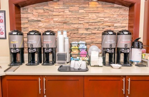 Aldine Apartment | Free Breakfast Buffet + Outdoor Pool + 24-Hour Business Center