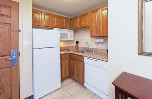 Near East Side Condo | Free Breakfast + Outdoor Pool + 24-Hour Business Center | Only 3 Blocks from Gonzalez Convention Center