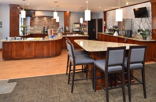 Hollywood Park Apartment | Free Breakfast + Outdoor Pool + Hot Tub | 15 Minutes from Six Flags!