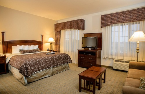 Webster Hotel | Free Breakfast + Outdoor Pool + 24 Hour Business Center | Close to NASA