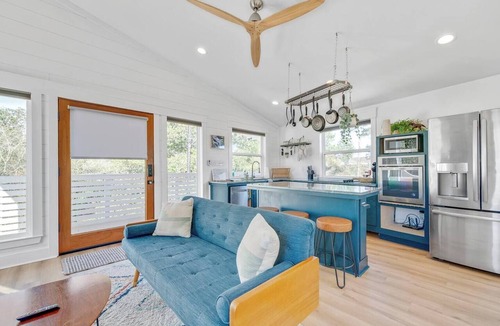 Freetown - Port Rico Cottage | Freetown Flat - Beautiful, Unique, Central!