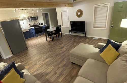 Mammoth Spring House | Freshly Updated Remodel-Located In the heart of Mammoth Spring. ready for you!