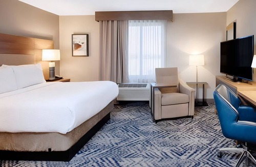 Macomb Hotel | Fully Equipped Studio with Kitchen and Swimming Pool Perfect for Extended Stays