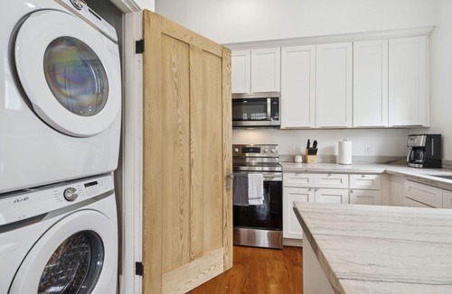 Leonidas House | Fully Furnished 2bd/1.5ba One Block from Carrolton