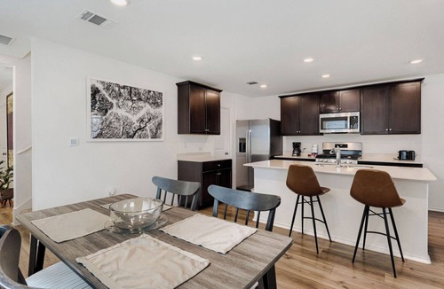 Stony Ridge North House | Fully Furnished Retreat Near Tesla Gigafactory and Cotaland Theme Park