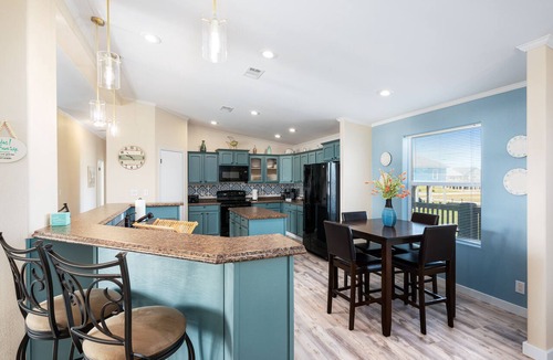 Crystal Beach House | Fully Stocked & Super Spacious 4BR House & Hot Tub: SUMMER IS HERE!
