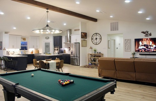 Atoka Cabin | Fun and Relaxing Oklahoma Cabin/Located by Lake Texoma and Casino