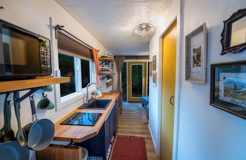 Longview Cottage | Fun and Unique Waterfront Home w/Deck and BBQ - Unique Northwest Vacation Rentals