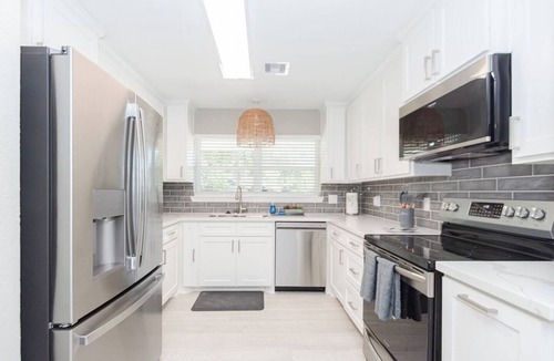 Clear Lake Shores House | Fun Family Getaway Near Kemah Boardwalk, Game Room, BBQ Grill & Coastal Vibes