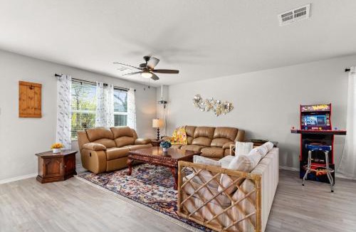 Southside House | Fun Games and Spacious 4BR House 3 ML to Lackland AFB close to SeaWorld