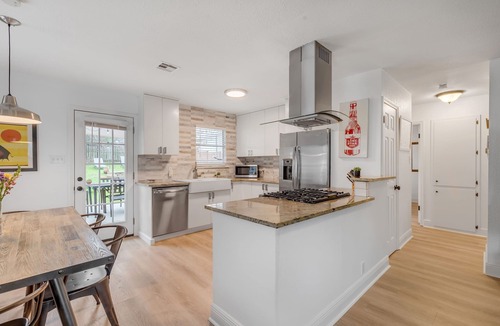 South Congress House | Fun Hip Home + Guesthouse in Austin's SoCo! Perfect For ACL/SXSW! POOL & HOT TUB