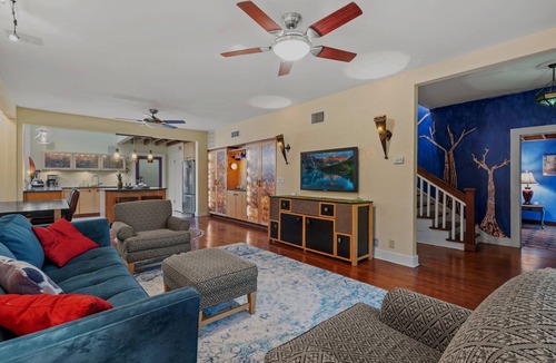 Bouldin House | Fun House in a Fantastic Location w Hot Tub, Great for Groups