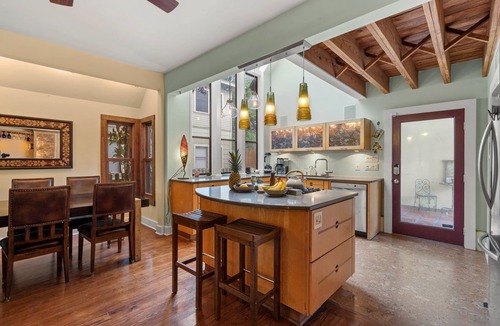 Bouldin House | Fun House in a Fantastic Location w Hot Tub, Great for Groups