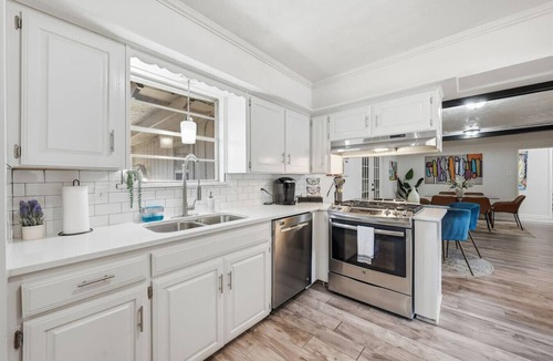 Grand Prairie House | Funky Haus near FIFA World Cup, Six Flags, & AT&T Stadium with Game & Movie room