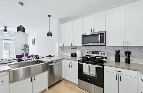 Fort Worth Condo | G05 Chic 1Bd Condo W/Resort Style Pool, Gym & Golf-Sim by Traveller's Comfort
