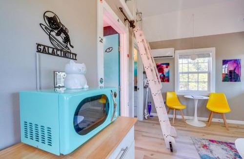 Brownwood House | 'Galactikitty' - Quirky Cabin Near Lake Brownwood!