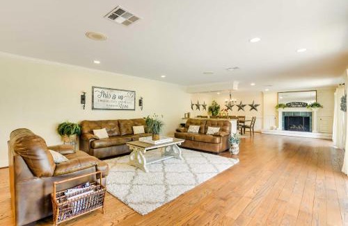 Hitchcock House | Game Room! Group Getaway 16 Mi to Galveston