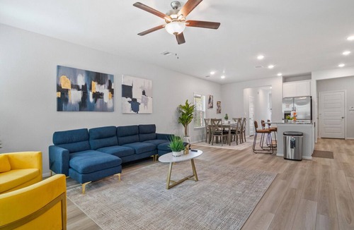 Magnolia House | Game Room - Texas Themed Room - FirePit Backyard - Close to The Woodlands