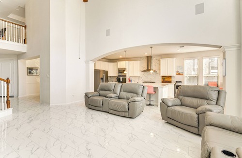 Santa Fe House | Games, Films & Outdoor Fun: Luxe Home in La Marque