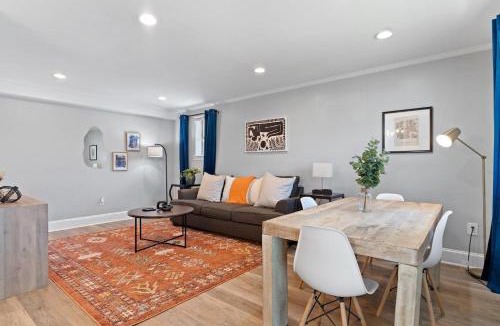 Lower Garden District House | Garden District retreat w balcony