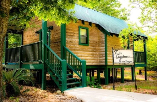 Gardner Cottage | Gardeners Cottage-King-Balcony-Jetted Tub -Cottage