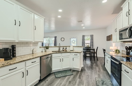 West San Antonio House | Gathering Place 4BR Lackland BMT Seaworld < 4.5mi!