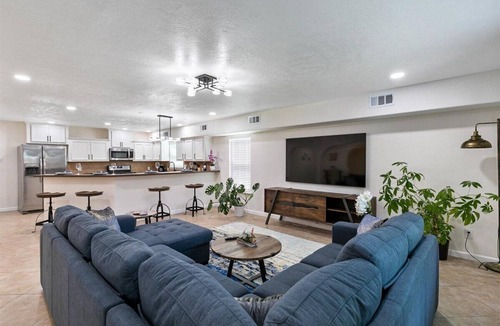 MacGregor House | Get Together & Stay-Play-Relax! Peaceful Oasis w/TVs, Games, & BBQ -LUCKY House