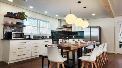 Wright House | Glam Country Escape 15 min to LR, Ded Work, King