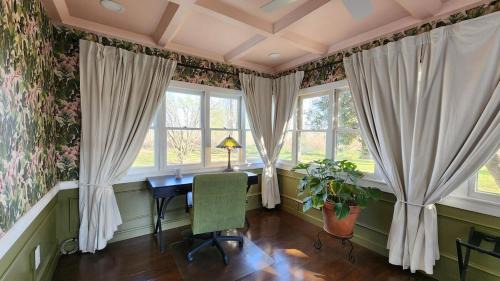 Wright House | Glam Country Escape 15 min to LR, Ded Work, King