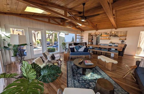 Barton Hills House | Glass Treehouse W/Views-EPIC POOL-Kayak-SUP-HIKES-Restaurants ,Airy Exotic vibe