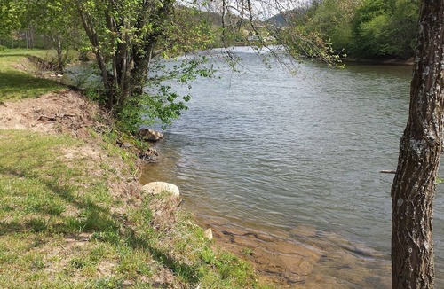 Franklin Cabin | Glory Days Riverfront Authentic restored 1800s log cabin near Gem mines