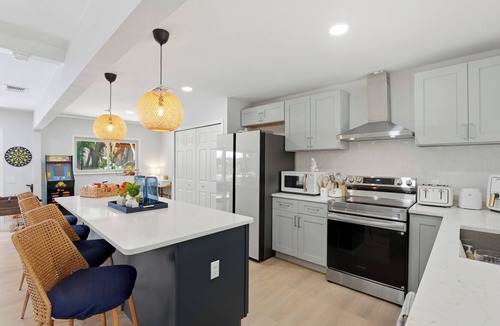 Vance Jackson House | Glow House | Pool, Fireplaces, Sleeps 12 | Near Six Flags & Medical Center