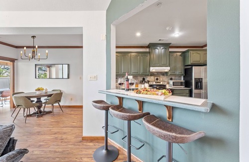 Lakeview  Jefferson County Cottage | Golf-side Luxe Escape Sleeps 13 Hot Tub & Theater