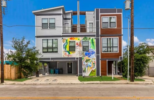 Nevada Street House | Gorgeous 3-bedroom Luxury townhome Rooftop Views & 2 Free Parking in San Antonio