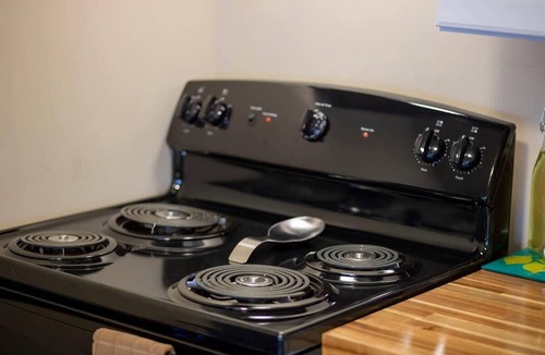 Near East Side House | Gorgeous Guesthouse Near Amazing Downtown