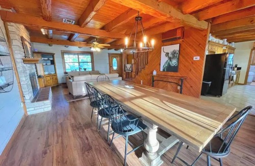 Utopia Cabin | Gorgeous Views and only 13 mi to Lost Maples SNA, 22 mi to Garner State Park!