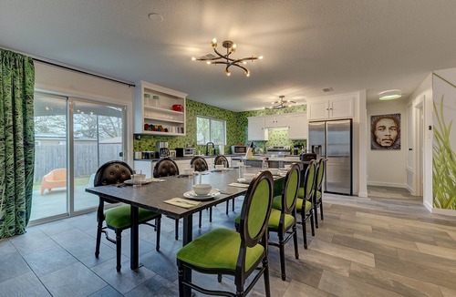 Central Arlington House | GrassHouse - A Super Clean Gloriously Green Haven half mile to AT&T Stadium