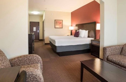 Saint Landry House | Great Deal in Knights Inn Bunkie! Pool, Free Parking On-Site, Free Breakfast