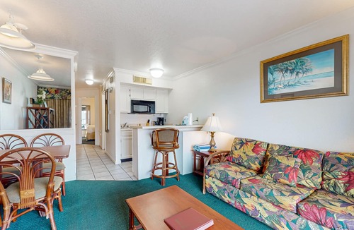 Galveston Condo | Great Seawall Location with Shared Pool, Hot Tub, & Gulf Views