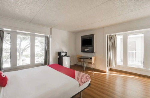 Memorial Hotel | Great Value Room Close to Nature Center & Museums in the Houston Area