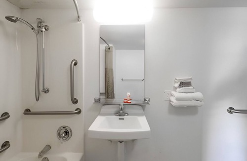 Memorial Hotel | Great Value Room Close to Nature Center & Museums in the Houston Area